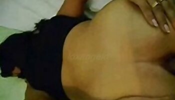 دختر بچه ساق پا بزرگ لوسیون را فیلمسکس کوردی روی بدن برنزه اش پخش می کند